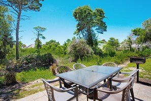 Casa, várias camas (Sandy Pelican) | Opções para refeição ao ar livre