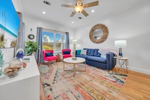 Maison, Plusieurs lits (Legacy 506- The Coastal Gem) | Aire de séjour | Téléviseur