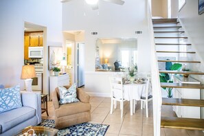 Casa, várias camas (Horizon South 38B) | Área de estar | TV