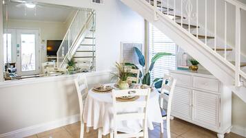 Talo, useita sÀnkyjÀ (Horizon South 38B) | Ruokailu