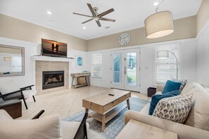 House, Multiple Beds (Sweet Retreat) | Living area | TV - Sweet Retreat (Destin)