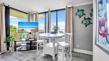 Leilighet, 1 queensize-seng med sovesofa (Sunbird 401E) | Spiseområde