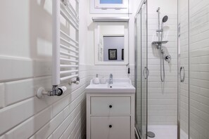 Douche, sèche-cheveux, bidet, serviettes fournies
