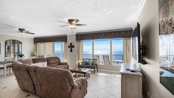 Appart'hôtel, plusieurs lits (Hidden Dunes 1702) | Coin séjour | Télévision