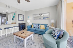 Condo, 1 très grand lit et 1 canapé-lit (Splash 503E-Sea His Grace) | Aire de séjour | Téléviseur
