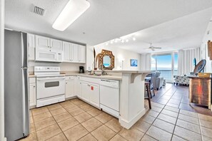 Private kitchen - Majestic Beach Towers 1-1304 (Panama City Beach)