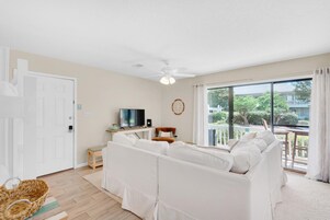 Apartamento, varias camas (Beachwood Villas 1A- Beach Haven) | Zona de estar | Una televisión