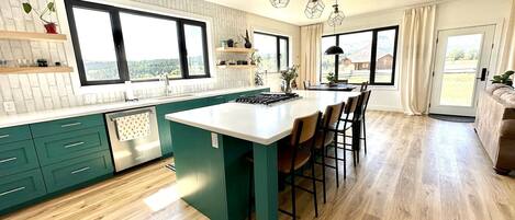 Kjøleskap, mikrobølgeovn, ovn og kokeplater