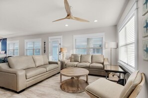 Living area - Emerald Flamingo (Panama City Beach)