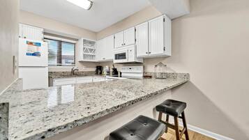 Townhome, 1 Queen Bed with Sofa bed (Portside P6) | Private kitchen | Oven, toaster