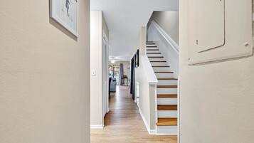 Townhome, 1 Queen Bed with Sofa bed (Portside P6) | Interior