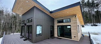 1B Contemporary cabin in magnificent setting, luxury and comfort, hot tub, AC!