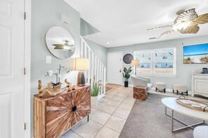 Casa, varias camas (Beach Dream) | Área de sala de estar | Televisión 