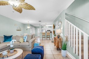 タウンホーム ベッド (複数台) (Beach Dream) | リビング エリア | テレビ