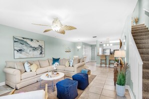 Townhouse, flere senger (Beach Dream) | Oppholdsområde | TV