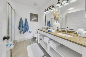 Appartamento, letti multipli (Redfish Village M1222) | Bagno | Asciugamani, sapone, carta igienica