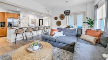 Huoneisto, useita sänkyjä (Redfish Village M1222) | Oleskelualue | Televisio