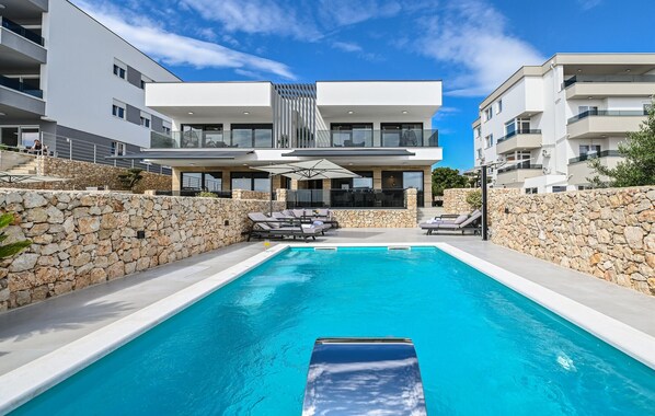 حمّام سباحة مُدفَّأ