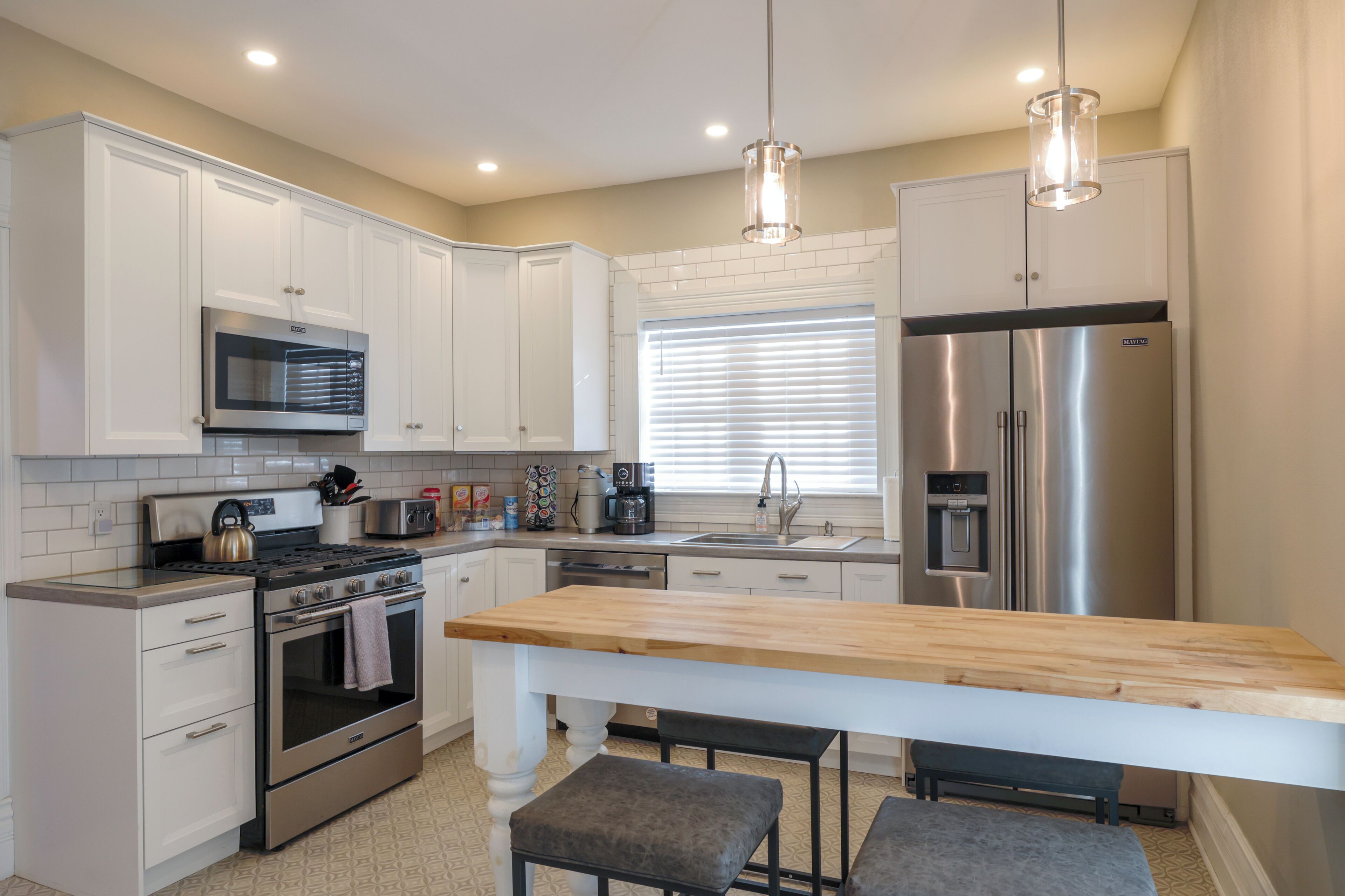 Refrigerador, microondas, horno y parrilla de estufa 