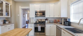 Eliza Cottage: Restored 1885 Queen Anne