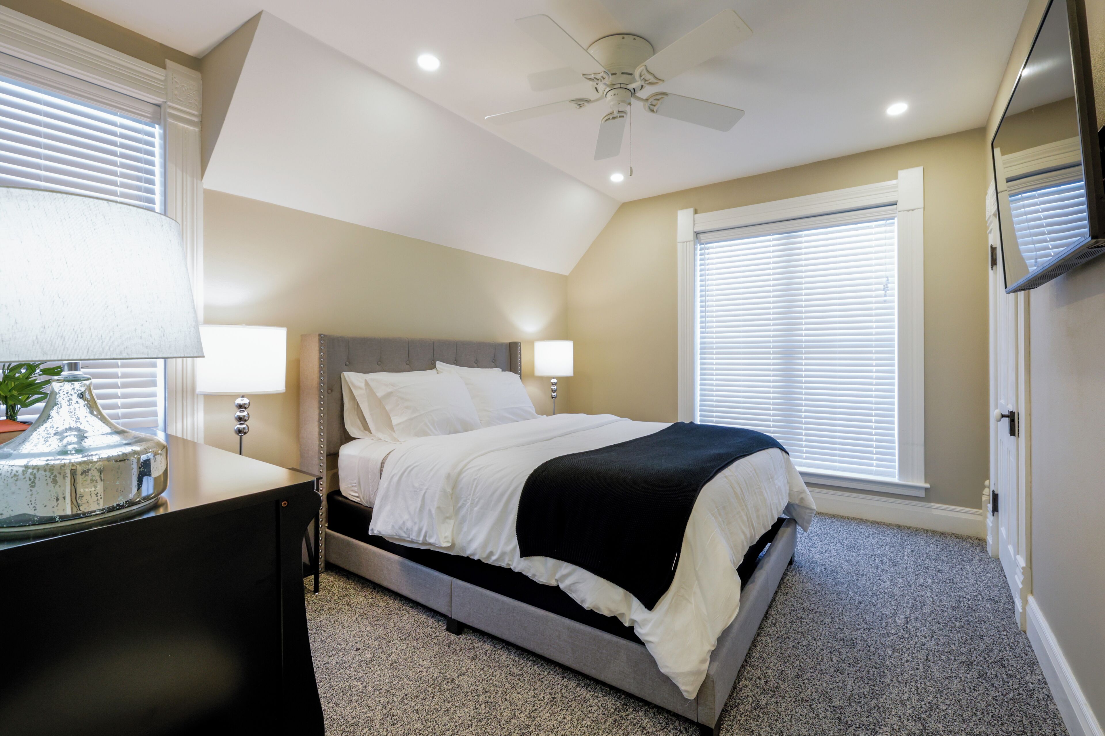 3 bedrooms, iron/ironing board, internet, bed sheets