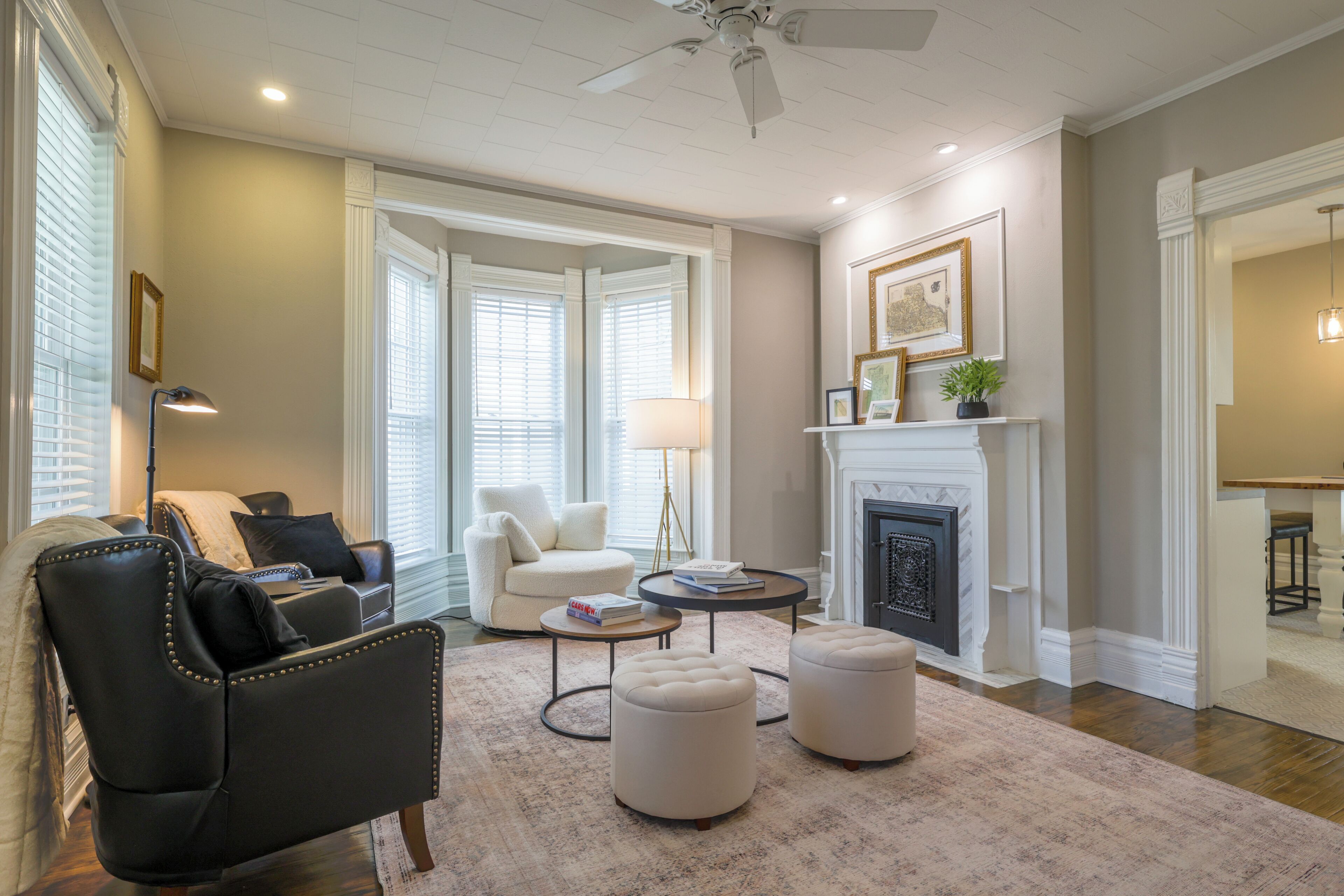 テレビ、暖炉、ステレオ