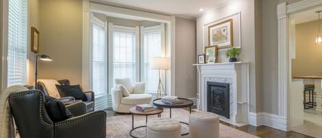 Televisie, een open haard en een stereo