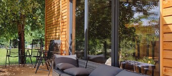 Spacious tiny house between 2 ponds: fireplace, terrace, barbecue and swing