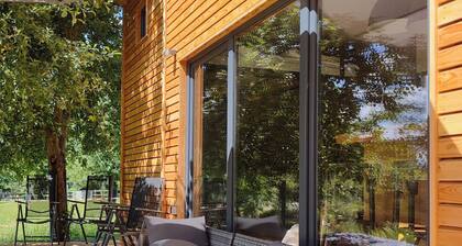 Spacious tiny house between 2 ponds: fireplace, terrace, barbecue and swing