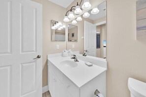 Apartment, 1 King-Bett und Schlafsofa (Celadon 1103 - Beach Paradise) | Badezimmer