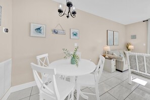 Leilighet, 1 kingsize-seng med sovesofa (Celadon 1103 - Beach Paradise) | Spiseområde