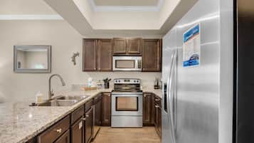 Condo, várias camas (Alerio B203) | Cozinha privada | Fogão, torradeira