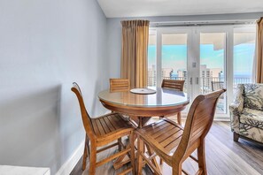 Appart'hĂŽtel, plusieurs lits (Laketown Wharf 806) | Restauration