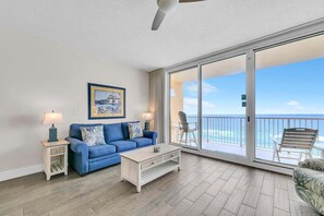 Lägenhet - 1 kingsize-säng med bäddsoffa (Majestic Beach Towers 1-1014) | Vardagsrum | Tv