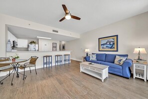 Leilighet, 1 kingsize-seng med sovesofa (Majestic Beach Towers 1-1014) | Oppholdsområde | TV