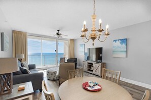 Leilighet, flere senger (Majestic Beach Towers 2-803) | Oppholdsområde | TV