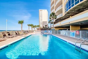 公寓客房, 多張床 (Ocean Villa 1206) | 游泳池 | 室內游泳池和室外游泳池