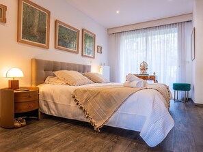 2 عدّة غرف نوم ومكواة/لوح كي وواي فاي وملاءات أسرّة