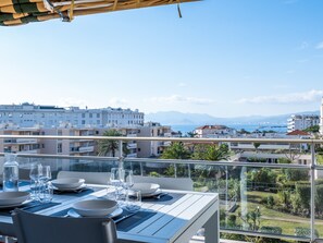 Outdoor dining - 3-bedroom apartment, sea view, terrace and parking (Cannes)