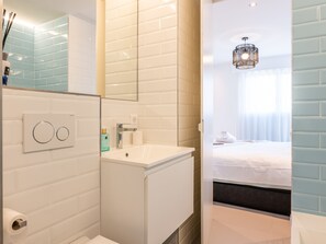 Een douche, een haardroger, handdoeken