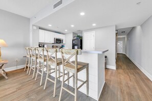 Leilighet, 1 kingsize-seng med sovesofa (Majestic Beach Towers 1-2205) | Spiseområde