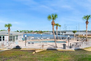 Leilighet, 1 kingsize-seng med sovesofa (Crabby Lagoon C104) | Basseng | Utendørsbasseng og et oppvarmet basseng