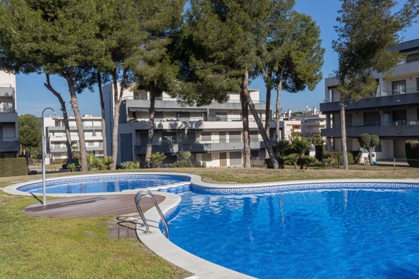 Wasser, Gebäude, Pflanze, Eigentum, Himmel, Fenster, Schwimmbad, Baum, Schatten, Die Architektur