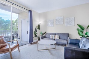Appart'hôtel, plusieurs lits (Pointe of View 407- Penn's Paradise) | Coin séjour | Télévision