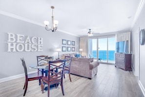 Apartamento, varias camas (Twin Palms 1701) | Zona de estar | Una televisión