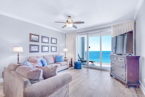 Apartamento, varias camas (Twin Palms 1701) | Zona de estar | Una televisión