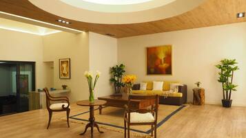 Apartamento básico | Área de estar | Smart TV, serviços de streaming