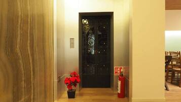 Departamento básico | Área de sala de estar | Smart TV y servicios de streaming