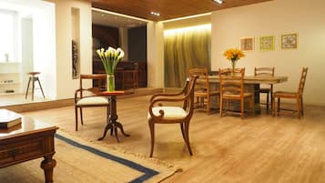 Departamento básico | Área de sala de estar | Smart TV y servicios de streaming