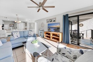 Condo, varias camas (Edgewater Golf Villa 3308) | Área de sala de estar | Televisión 